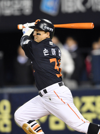 [포토]2루타 치는 한화 손아섭
