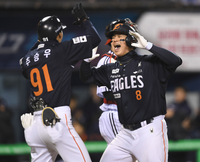 [포토] 노시환 ‘1회 시원한 솔로포’