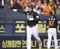 [포토] 노시환 ‘1회 솔로포에 웃음꽃 활짝’