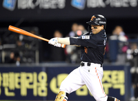 [포토]한화 손아섭의 2루타