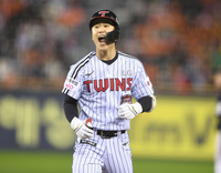 [포토] 구본혁, 2회 동점 만드는 적시타