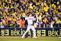 [포토]동점 만드는 LG 구본혁