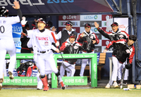 [포토]동점 득점에 기뻐하는 LG 염경엽 감독