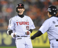 [포토] 2회 경기 뒤집은 홍창기의 환호