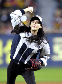 [포토]한국시리즈 2차전 시구하는 김소연