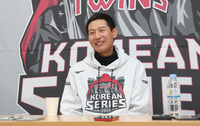 제니 춤도 췄다…한소희 월드투어, 연대서 마침표