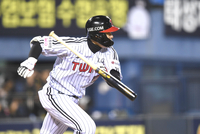 [포토] 2회 역전 안타 치는 홍창기