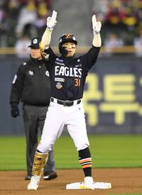 [포토]2루타로 득점 기회 만드는 한화 손아섭