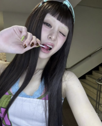 르세라핌 허윤진, 파격을 넘어선 ‘괴짜 패션’ [★SNS]