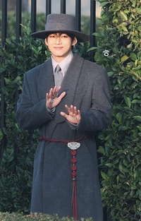 뷔, ‘보그월드:할리우드’서 한복美…매기 강, ‘V=Saja Boys’