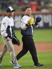 [포토] 시구-시포하는 1999년 우승 배터리 구대성-조경택