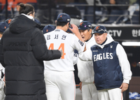 [포토] 김서현과 하이파이브 하는 김경문 감독