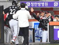 [포토]김현수의 역전 홈런에 기뻐하는 LG 염경엽 감독