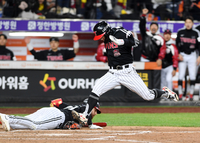 [포토]LG 최원영, 한하 김서현 폭투에 득점