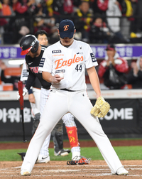 [포토]한화 김서현, 아쉬운 폭투