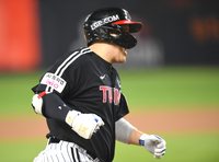 [포토] 김현수, 4회 경기 뒤집는 솔로포