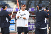 [포토]하주석-노시환과 이야기 나누는 한화 채은성