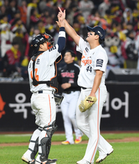 [포토]한화 김서현, 승리의 세리머니