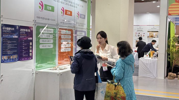 ‘그린바이오식품 기획전’ 공동관에서 관람객들이 설명을 듣고 있다. 사진|식품진흥원