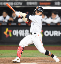 [포토] 손아섭 ‘파울이네’