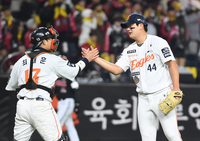 [포토]승리의 하이파이브를 나누는 한화 김서현과 최재훈