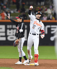 [포토]역전을 만드는 한화 심우준의 2루타