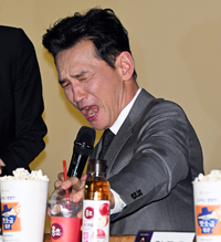 꼭 그래야만 했을까? 황정민에게 굉장히 ‘신’ 홍초음료를 마시게 한 박경림