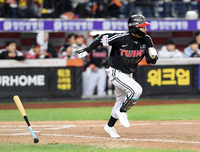 [포토]내야안타 치는 LG 신민재