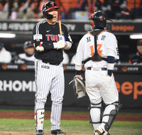 [포토] 김현수 ‘배트 안돌았어’