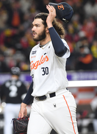 [포토]6이닝 2실점으로 3차전 마무리하는 한화 폰세