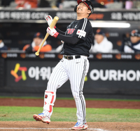 [포토] 헛스윙 문보경 ‘안맞네’