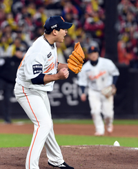 [포토]한화 박상원, 병살타 유도하며 위기 탈출!