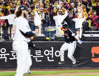 [포토]LG 김현수의 솔로 홈런, 축포 터지는 응원석