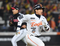 [포토]득점과 연결되 한화 최재훈의 안타