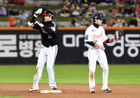 [포토]2루타로 득점 기회 만드는 LG 홍창기