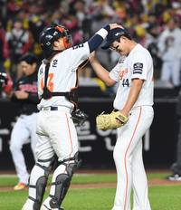 [포토]한화 김서현 승리를 축하하는 포수 최재훈