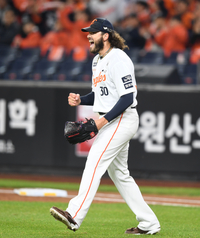 [포토] 폰세, 오스틴 병살처리 후 주먹 불끈!