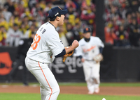 [포토]위기 탈출에 포효하는 한화 박상원