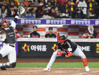 [포토]실점으로 이어진 한화 김서현의 폭투