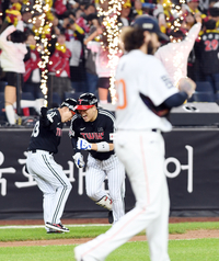 [포토]LG 김현수, 역전 솔로 홈런