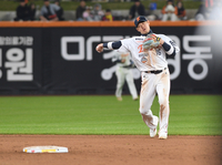 [포토]송구 실책하는 한화 하주석