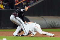 [포토]LG 오지환의 재치에 병살 당하는 한화 하주석