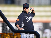 [포토] 배팅볼 던지는 고동진 코치