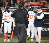 [포토] 항의하는 김경문 감독