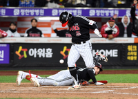 [포토]한화 김서현의 폭투에 득점하는 LG 최원영