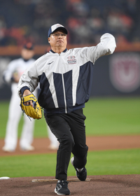 [포토] 시구하는 구대성 ‘폼은 그대로’