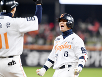 [포토]한화 최재훈, 2점 더!