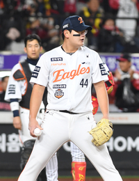 [포토]폭투로 실점하는 한화 김서현