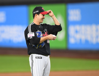 [포토] 유영찬 ‘만루에 볼넷을 허용하다니’