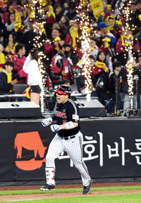 [포토]역전 홈런에 기뻐하는 LG 김현수